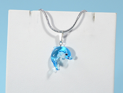 Miniatűr delfin üvegmedál