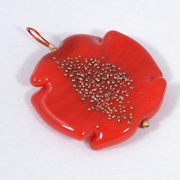 Piros virág alakú üvegmedál